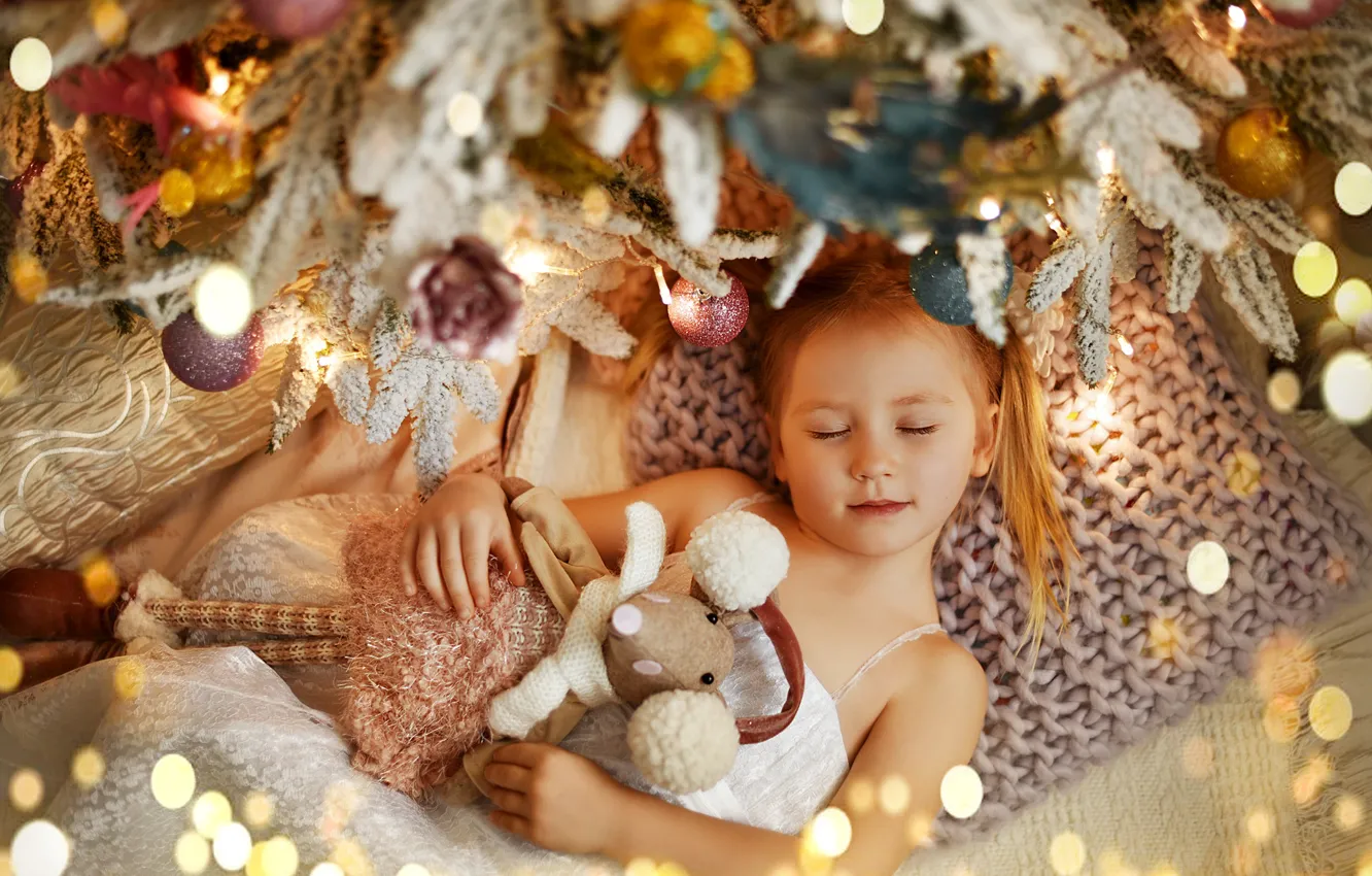 Фото обои праздник, игрушки, новый год, сон, девочка, ёлка, ребёнок, боке