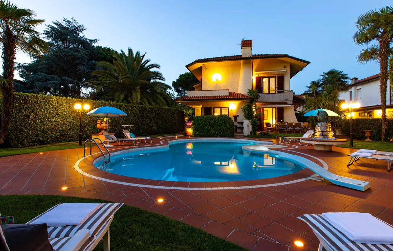 Фото обои пальмы, вилла, вечер, бассейн, Италия, архитектура, терраса, Lido di Camaiore