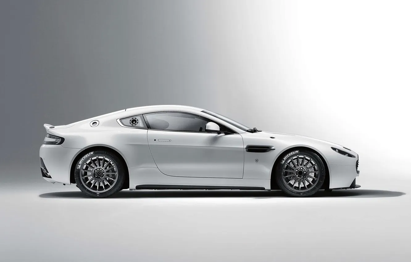 Фото обои Aston Martin, Авто, Vantage, Белый, Купэ, Спорткар, Вид сбоку, GT4