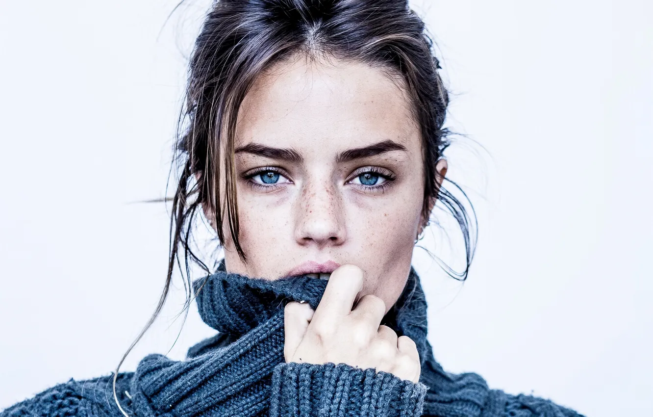 Фото обои girl, blue eyes, model, beauty, look, freckles, sweater, Jessica Buchanan