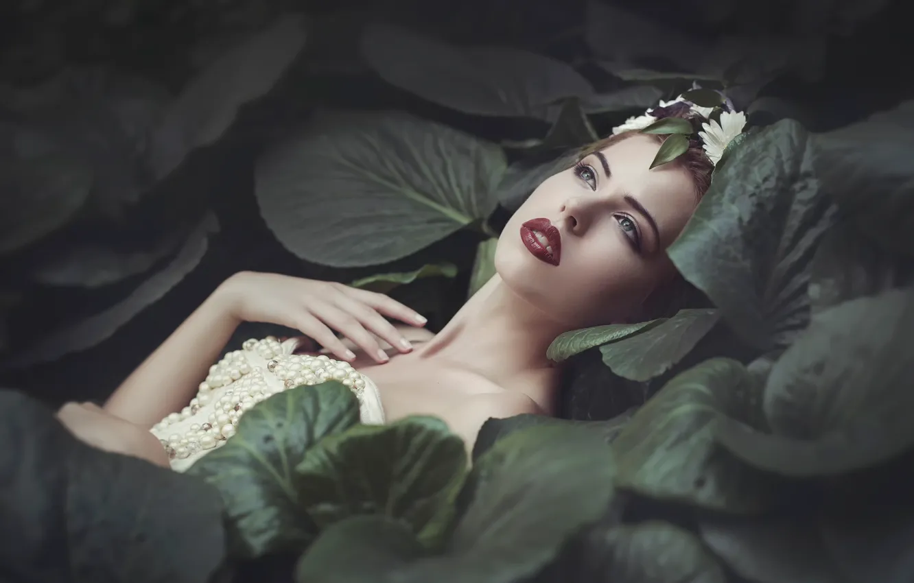 Фото обои листья, украшения, green, портрет, макияж, lips, Joanna Sośnicka