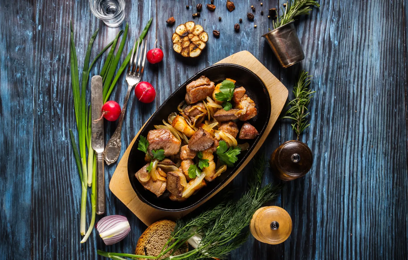 Фото обои зелень, мясо, овощи, wood, специи, картошка, жаркое