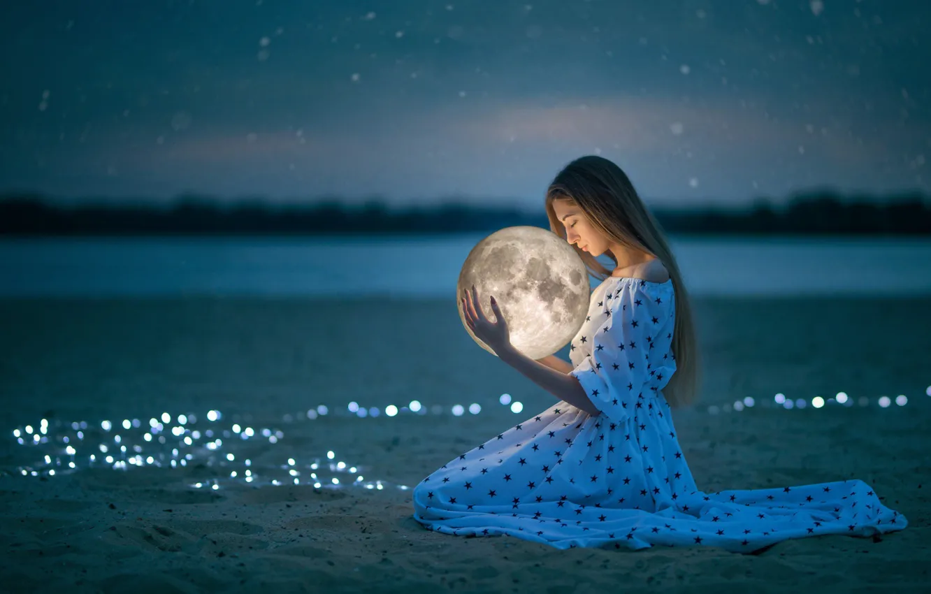 Фото обои песок, небо, девушка, луна, вечер, платье, боке