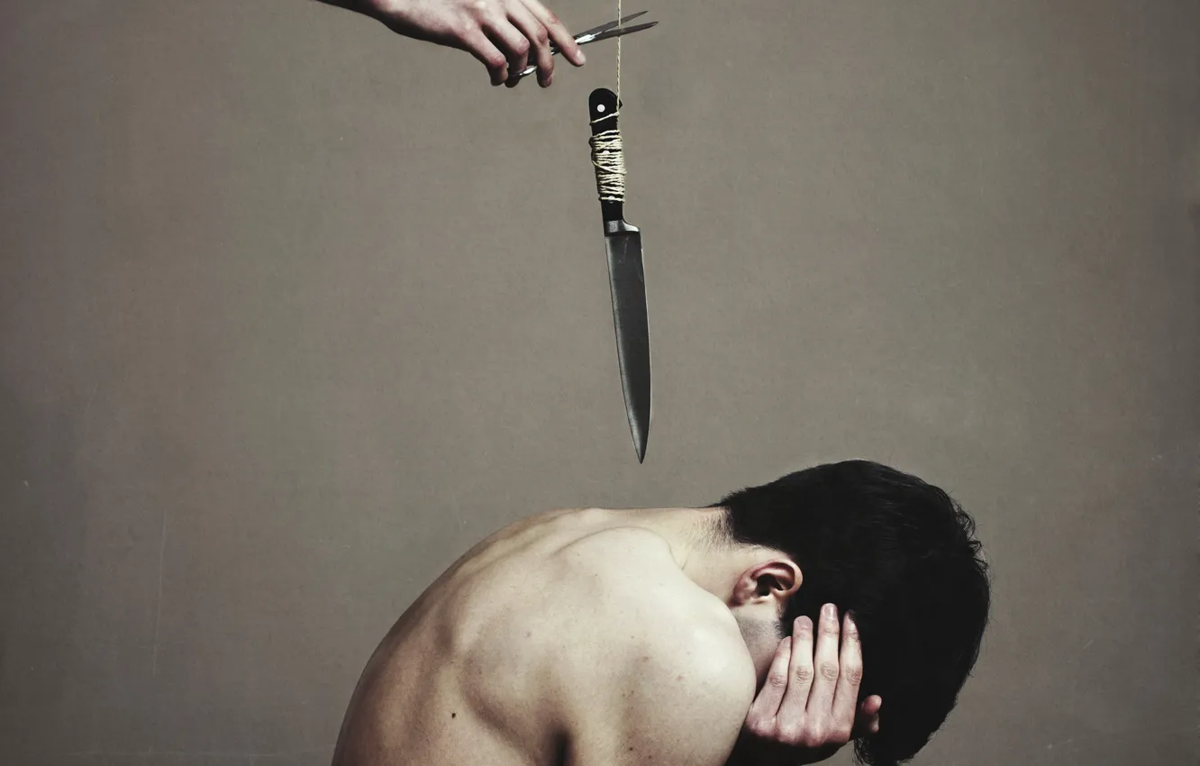 Фото обои страх, ситуация, нож, парень, рок, ножницы