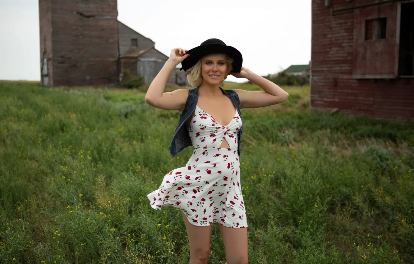 Фото обои зелень, трава, взгляд, секси, ветер, модель, портрет, шляпа