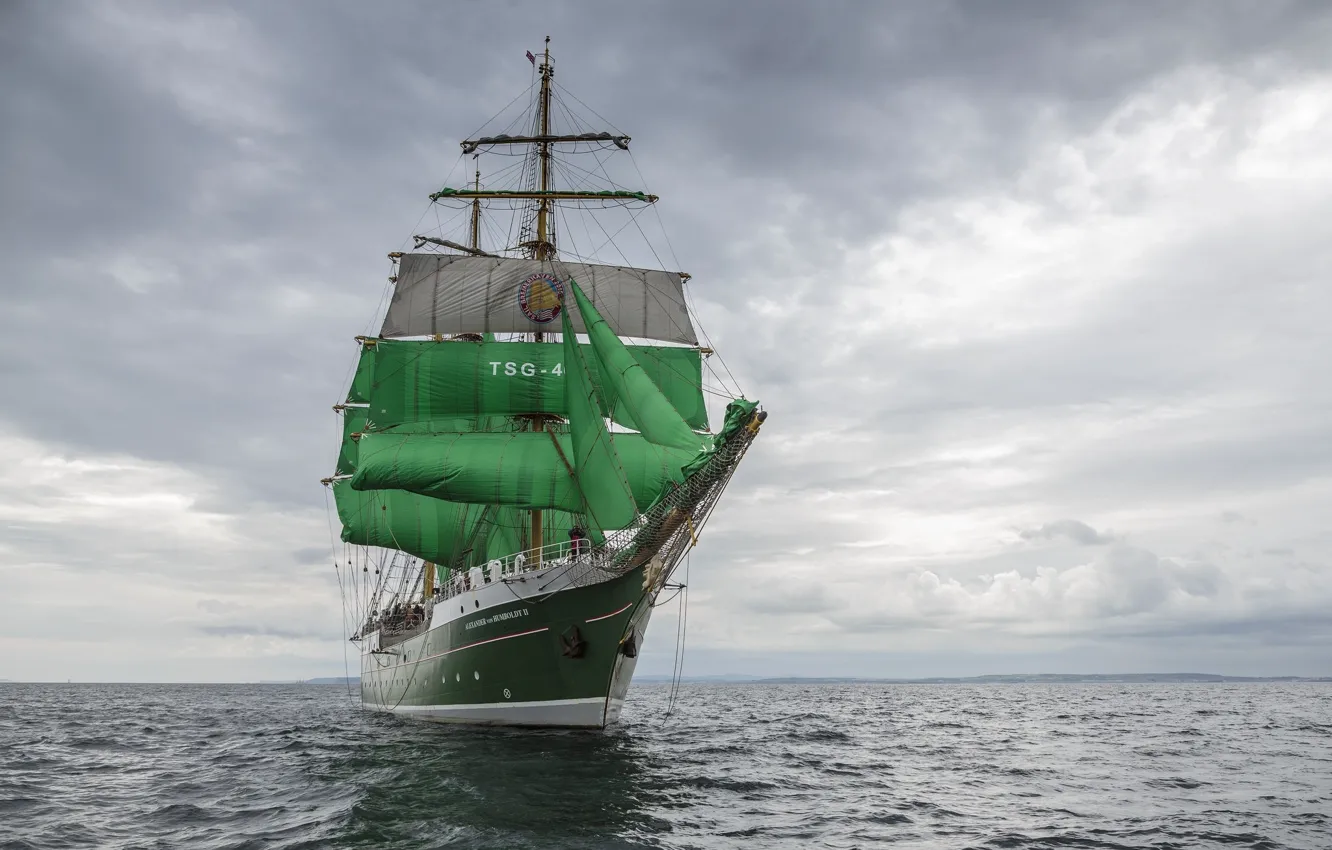 Фото обои тучи, корабль, парусник, зелёные паруса