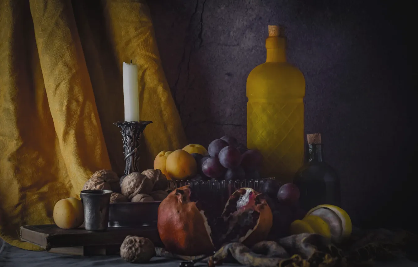 Фото обои темный фон, еда, свеча, виноград, ткань, бутылки, фрукты, орехи