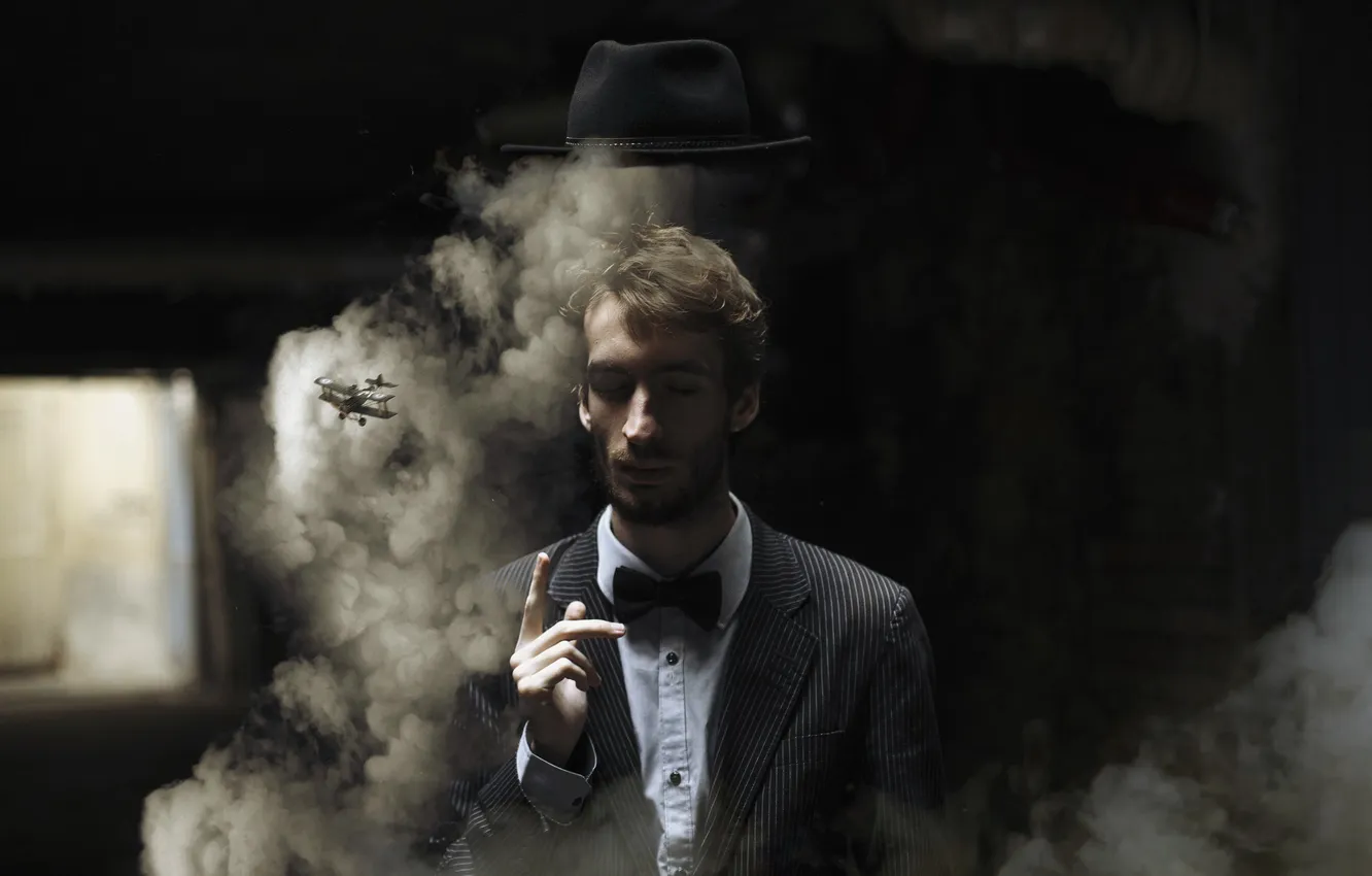 Фото обои дым, человек, фокус, шляпа, самолёт