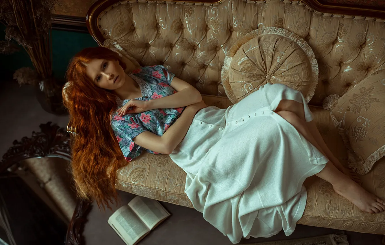 Фото обои взгляд, девушка, поза, диван, модель, волосы, книга, рыжая