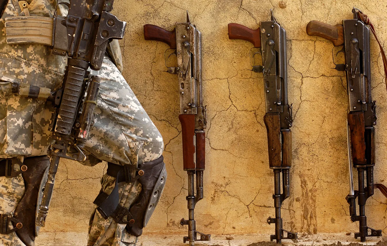 Фото обои оружие, солдат, военный, калаши