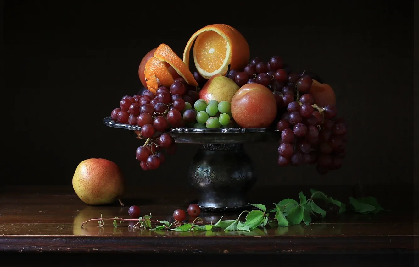Фото обои апельсин, виноград, ваза, фрукты, натюрморт, груши, тёмный фон