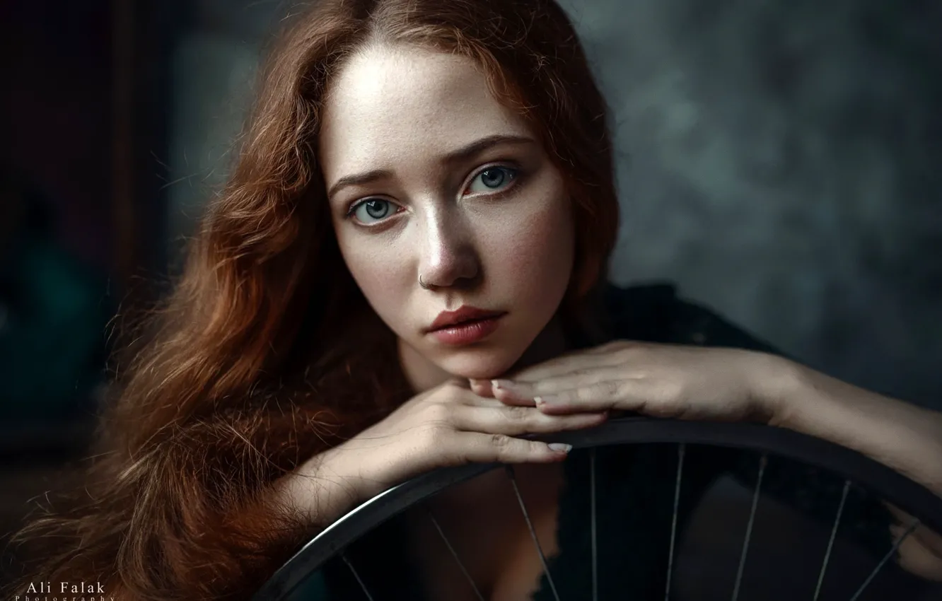 Фото обои взгляд, девушка, поза, модель, портрет, макияж, прическа, рыженькая