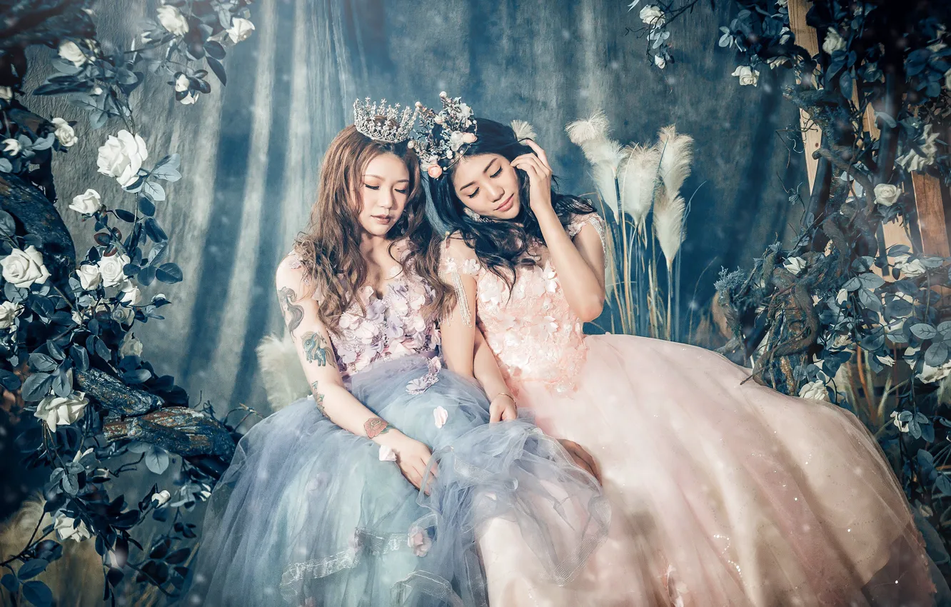 Фото обои цветы, девушки, две, корона, платье, азиатки, сидят, принцессы