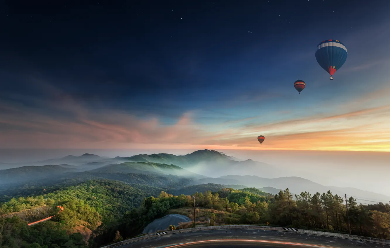 Фото обои дорога, воздушные шары, холмы, вечер