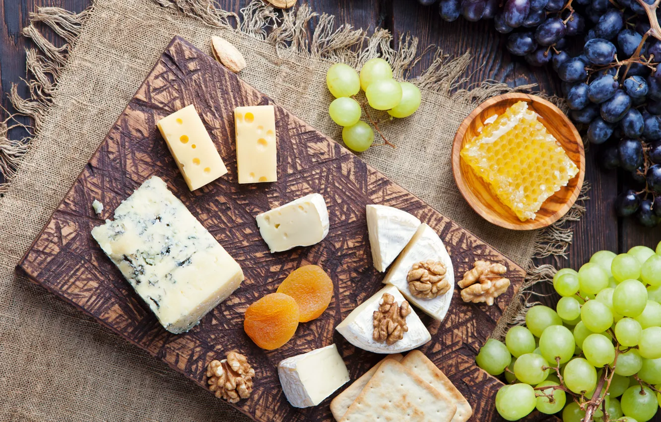 Фото обои сыр, виноград, орехи, мёд, крекеры, дор блю, камамбер
