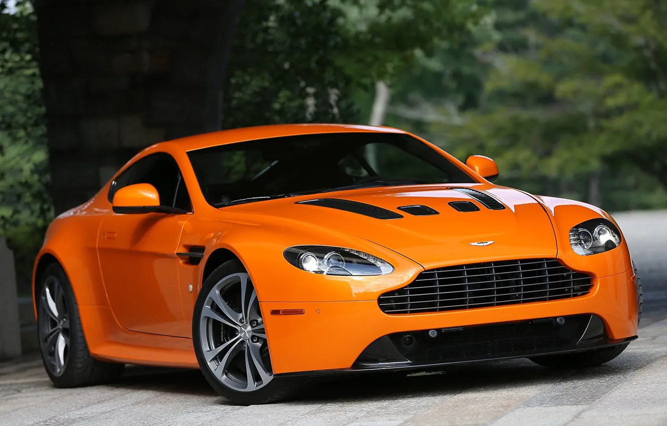 Фото обои Aston Martin, Vantage, V12, orange