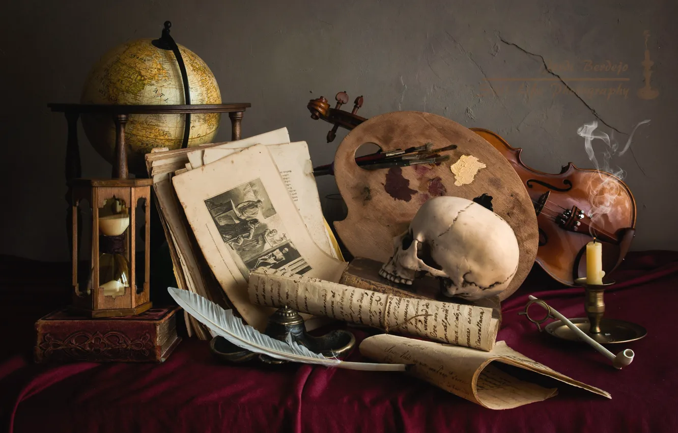 Фото обои перо, скрипка, часы, череп, свеча, трубка, палитра, натюрморт