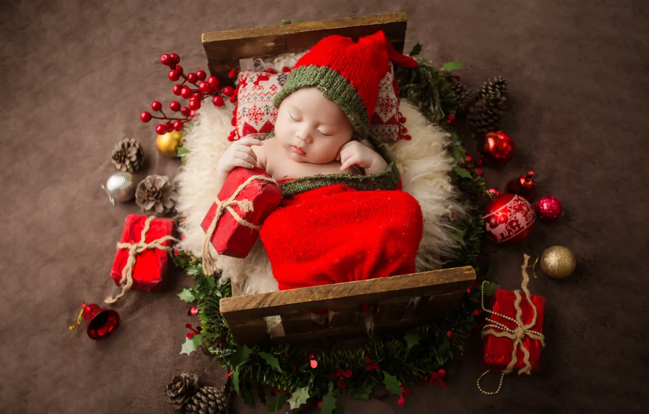 Фото обои праздник, игрушки, новый год, сон, рождество, малыш, костюм, подарки