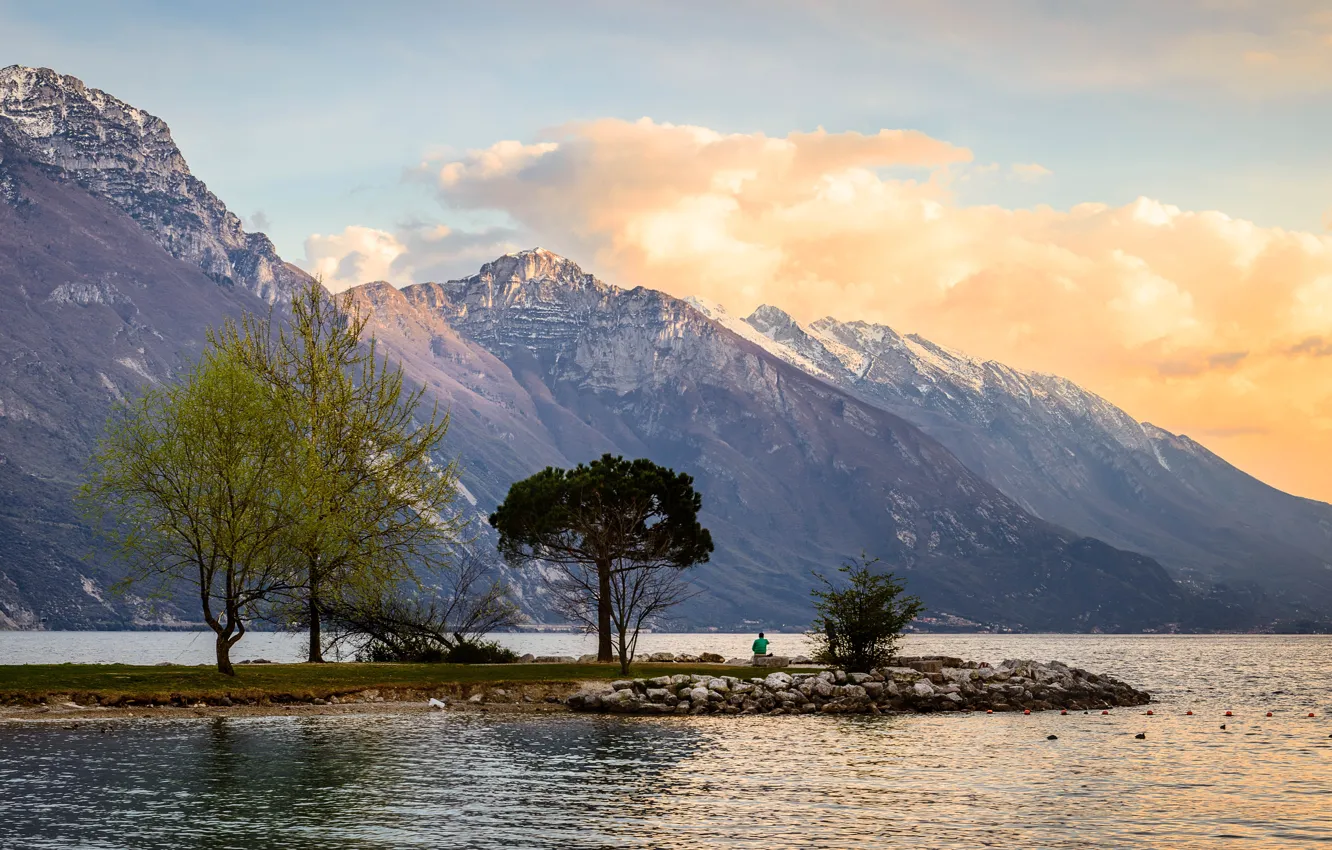 Фото обои облака, деревья, пейзаж, горы, природа, озеро, Италия, Гарда