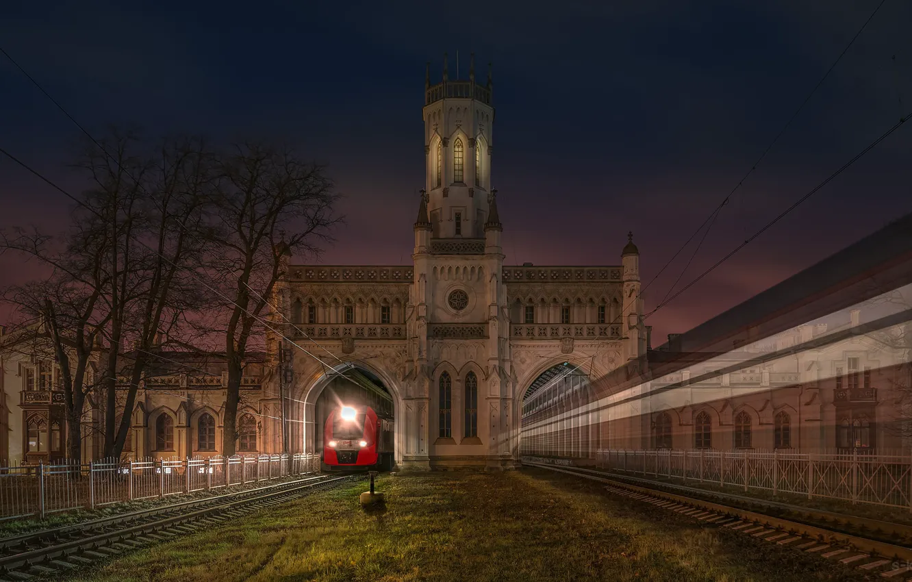 Фото обои ночь, здание, рельсы, вокзал, поезд, станция, Питер, Санкт-Петербург