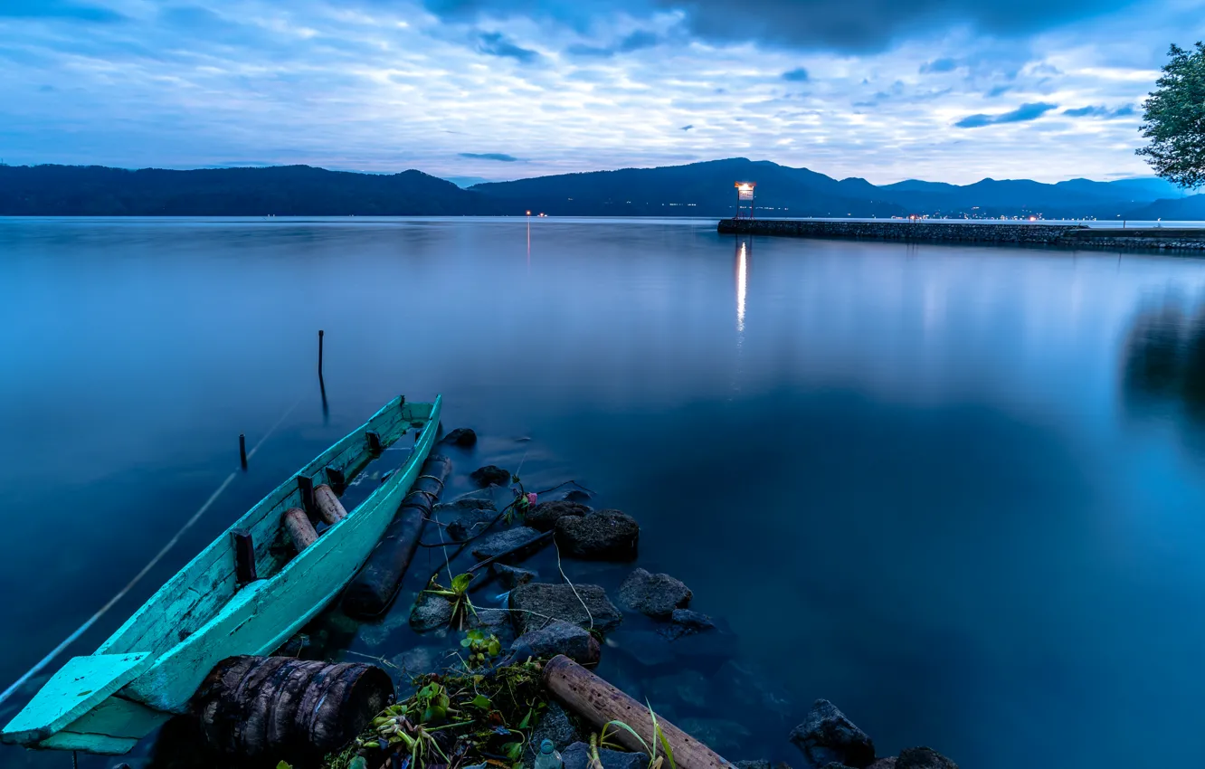 Фото обои озеро, камни, побережье, лодка, вечер, причал, бревна, бочка