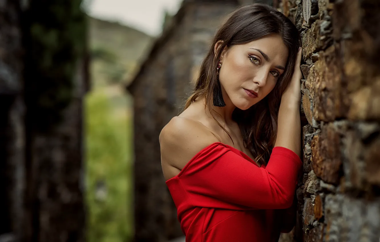 Фото обои взгляд, девушка, модель, в красном, боке, Ane Brieva