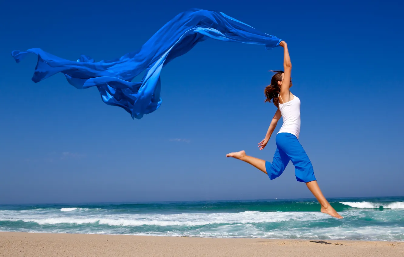 Фото обои песок, море, пляж, небо, девушка, прыжок, прибой, ткань