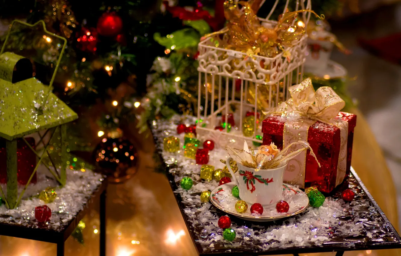 Фото обои зима, игрушки, елка, Новый Год, Рождество, чашка, подарки, декорации