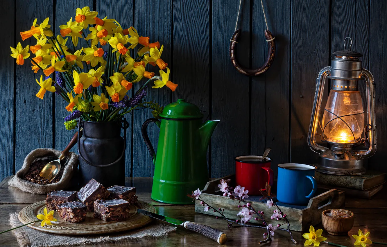 Фото обои цветы, стиль, лампа, кофе, пирог, нож, кружки, натюрморт