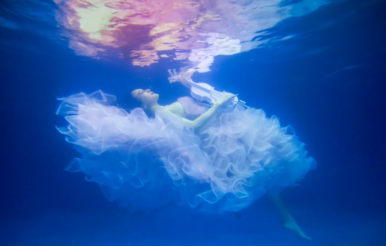 Фото обои вода, девушка, скрипка, ситуация, платье, под водой