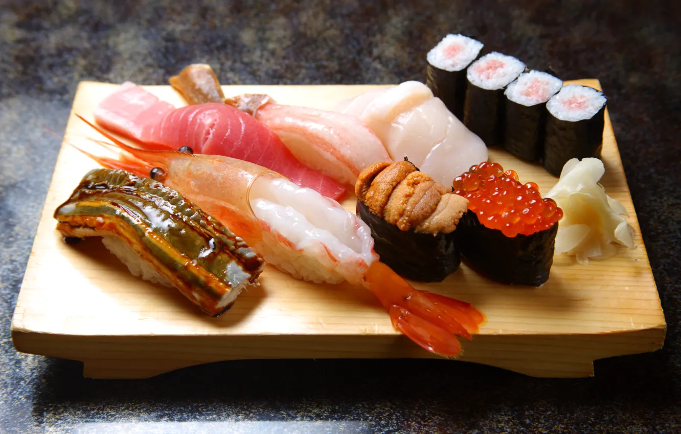 Фото обои рыба, креветка, доска, рис, суши, роллы, морепродукты, красная икра