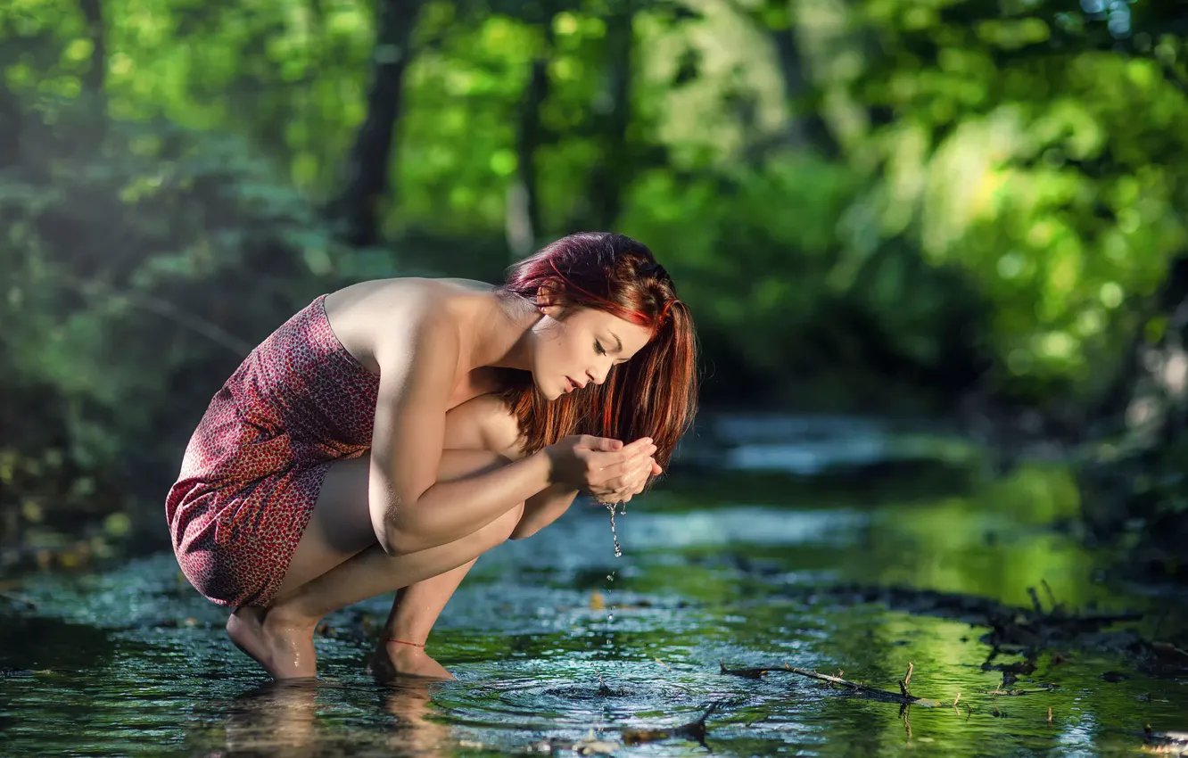 Фото обои вода, девушка, природа, отражение, ручей, течение