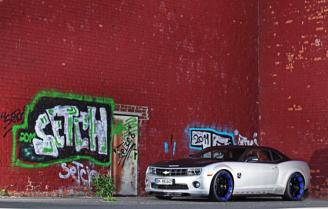 Фото обои граффити, тюнинг, Chevrolet, Camaro, кирпичная стена