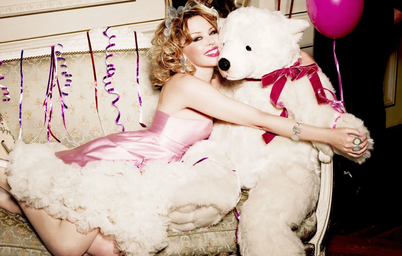 Фото обои диван, игрушка, медведь, певица, конфети, kylie minogue, воздушный шарик