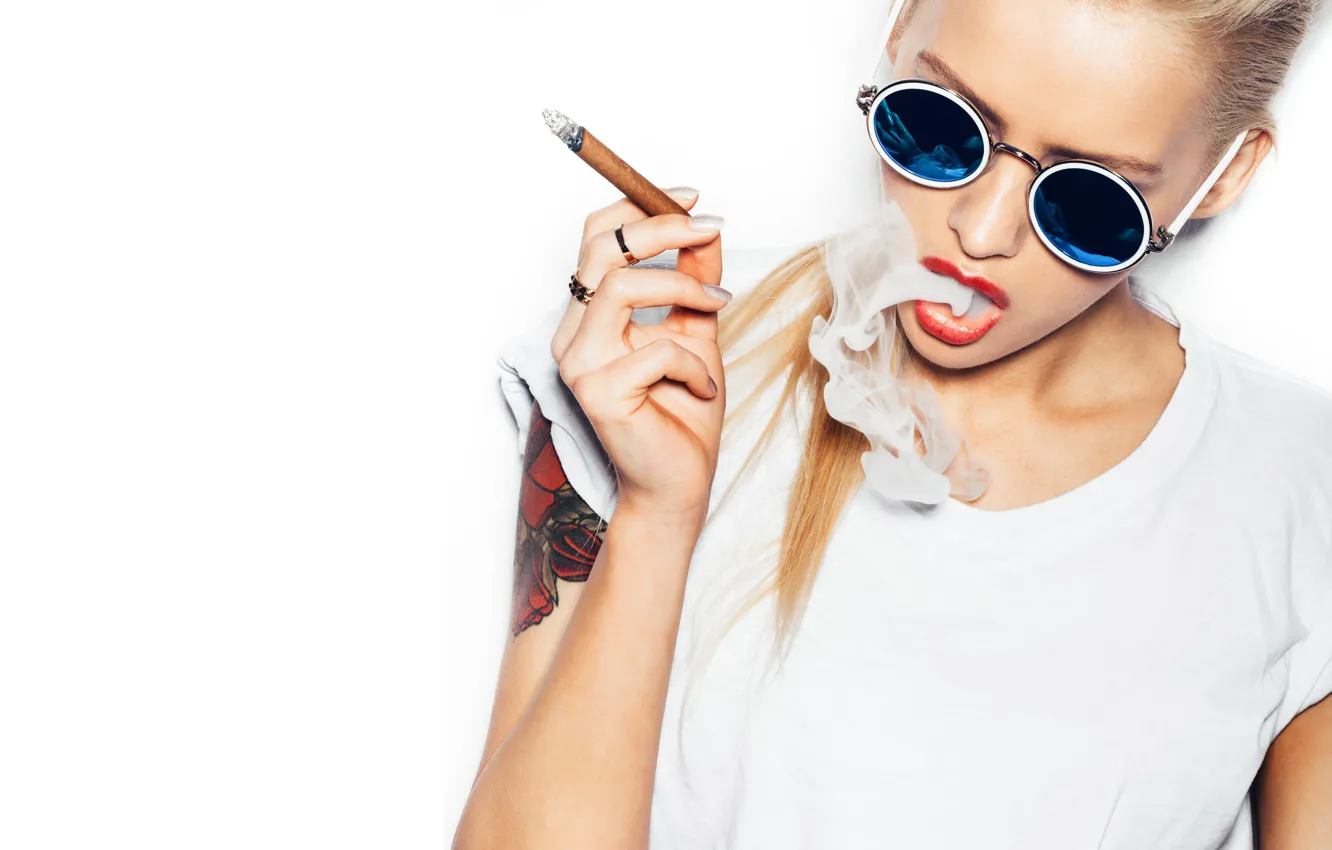 Фото обои smoke, cigarette, blonde, sunglasses