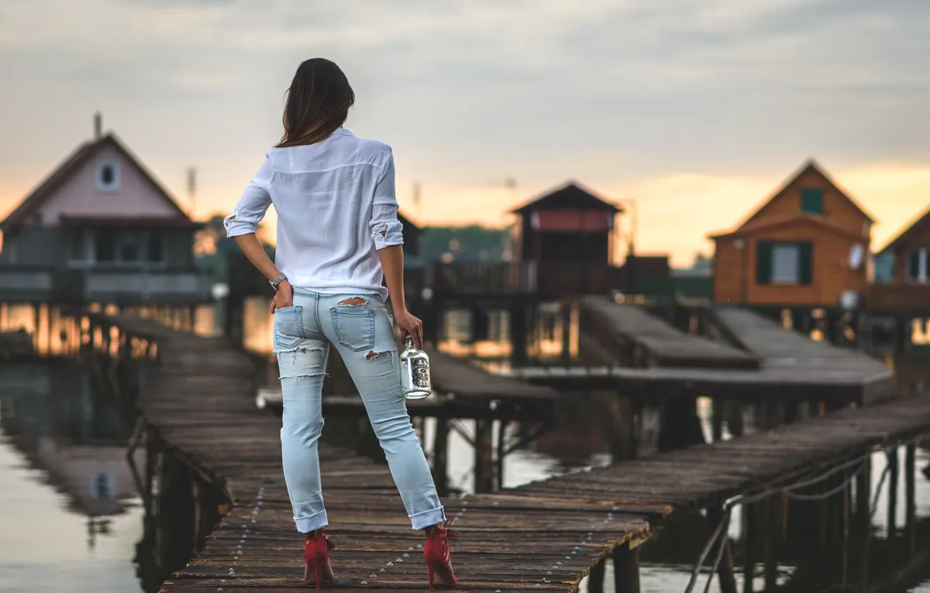 Фото обои девушка, поза, бутылка