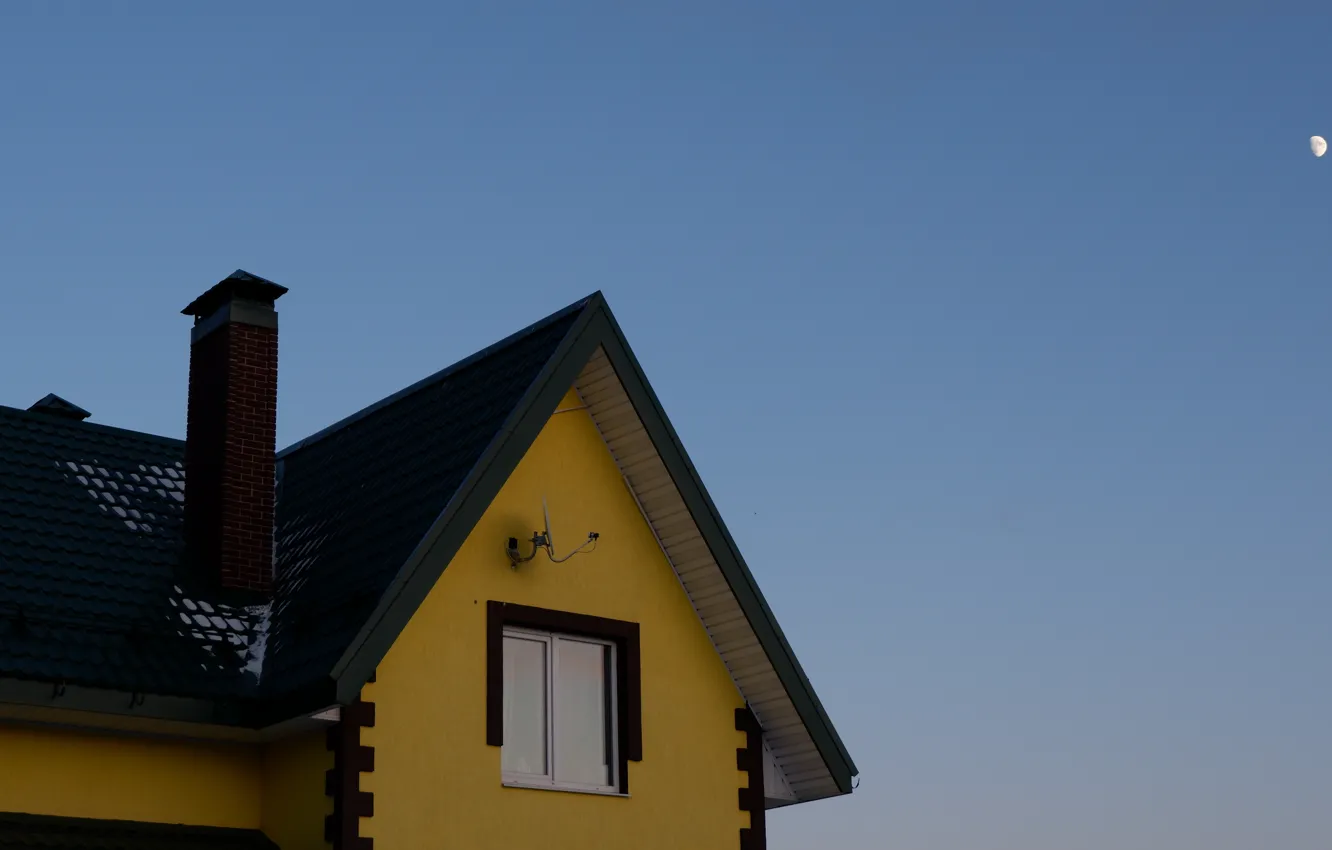 Фото обои крыша, небо, дом, жёлтый, голубой, луна, вечер, окно