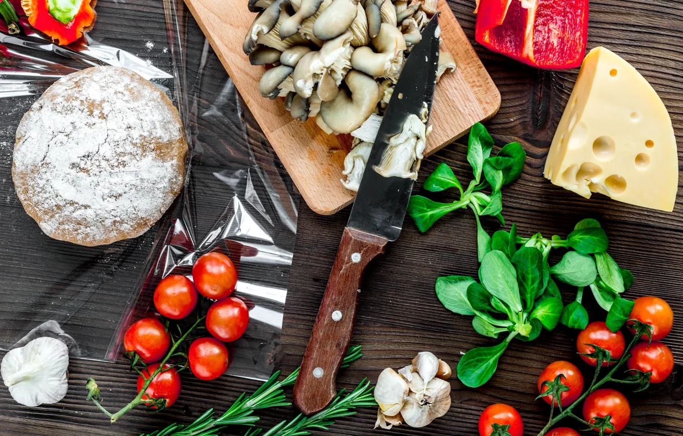 Фото обои зелень, грибы, сыр, томат, чеснок, тесто, заготовки