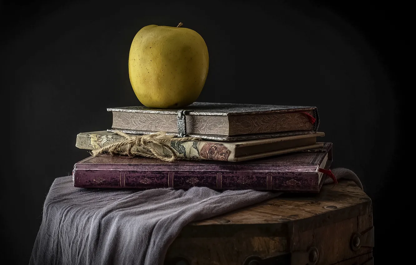 Фото обои стиль, книги, яблоко, сундук, натюрморт