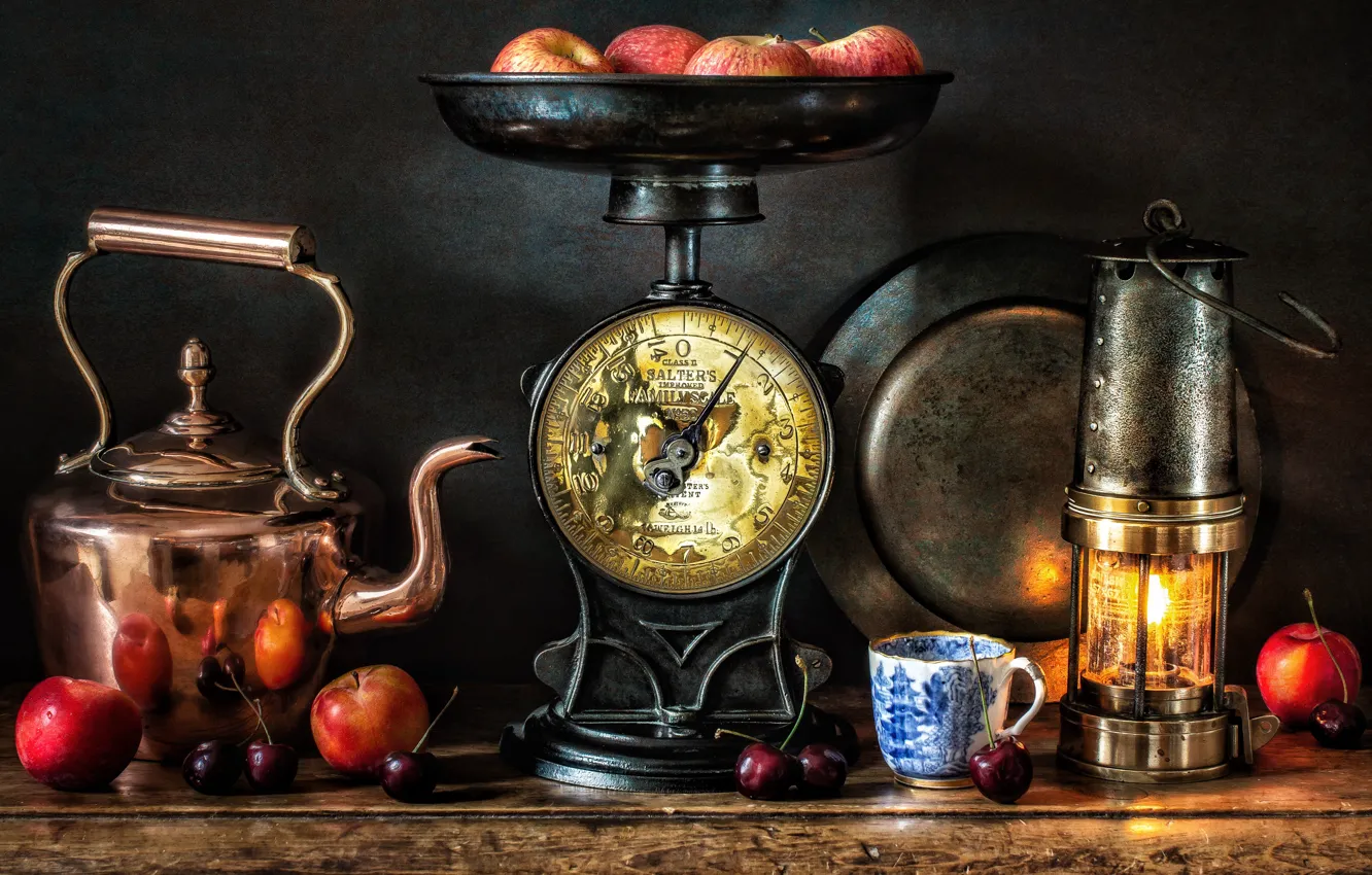 Фото обои стиль, ягоды, яблоки, лампа, чайник, кружка, фонарь, натюрморт