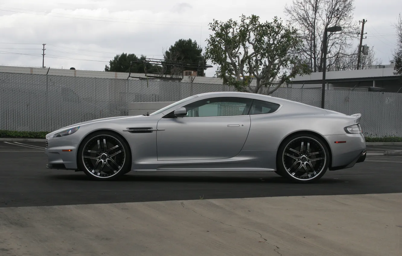 Фото обои Aston Martin, столбы, DBS, серебристый, ограждение, фонарь, Астон, профиль