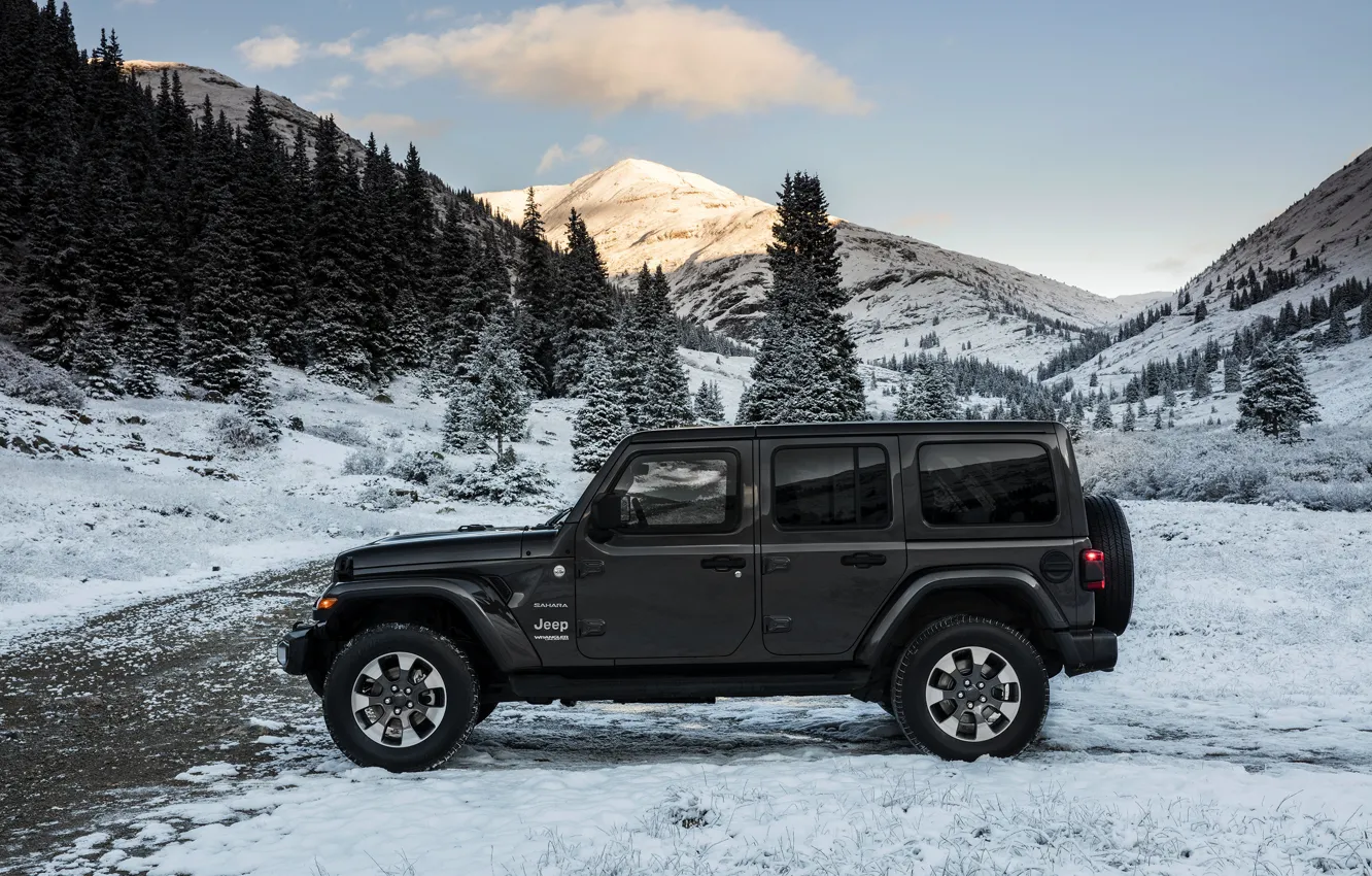 Фото обои дорога, снег, профиль, 2018, Jeep, тёмно-серый, Wrangler Sahara