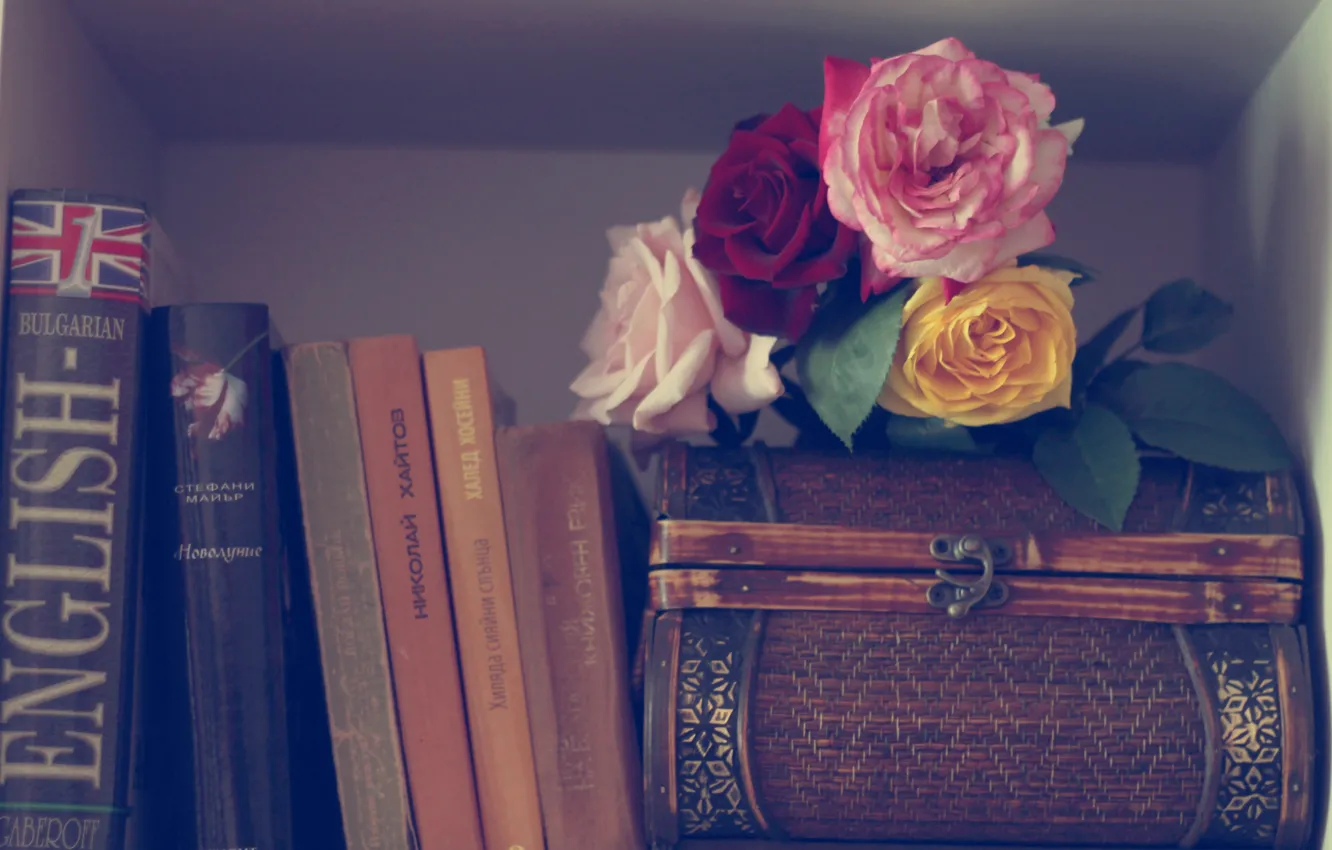 Фото обои цветы, книги, розы, шкатулка