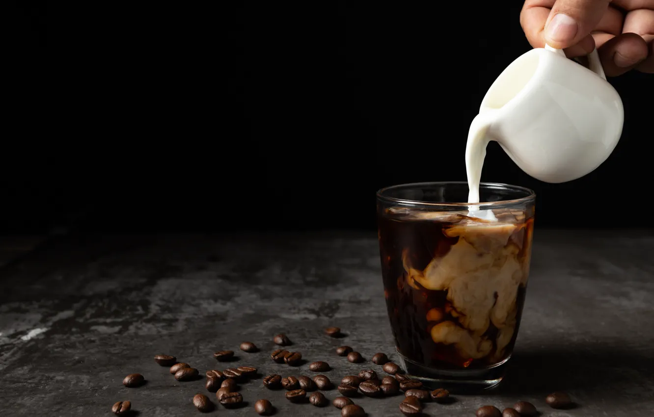 Фото обои кофе, рука, молоко, черный фон, зёрна, coffee, milk