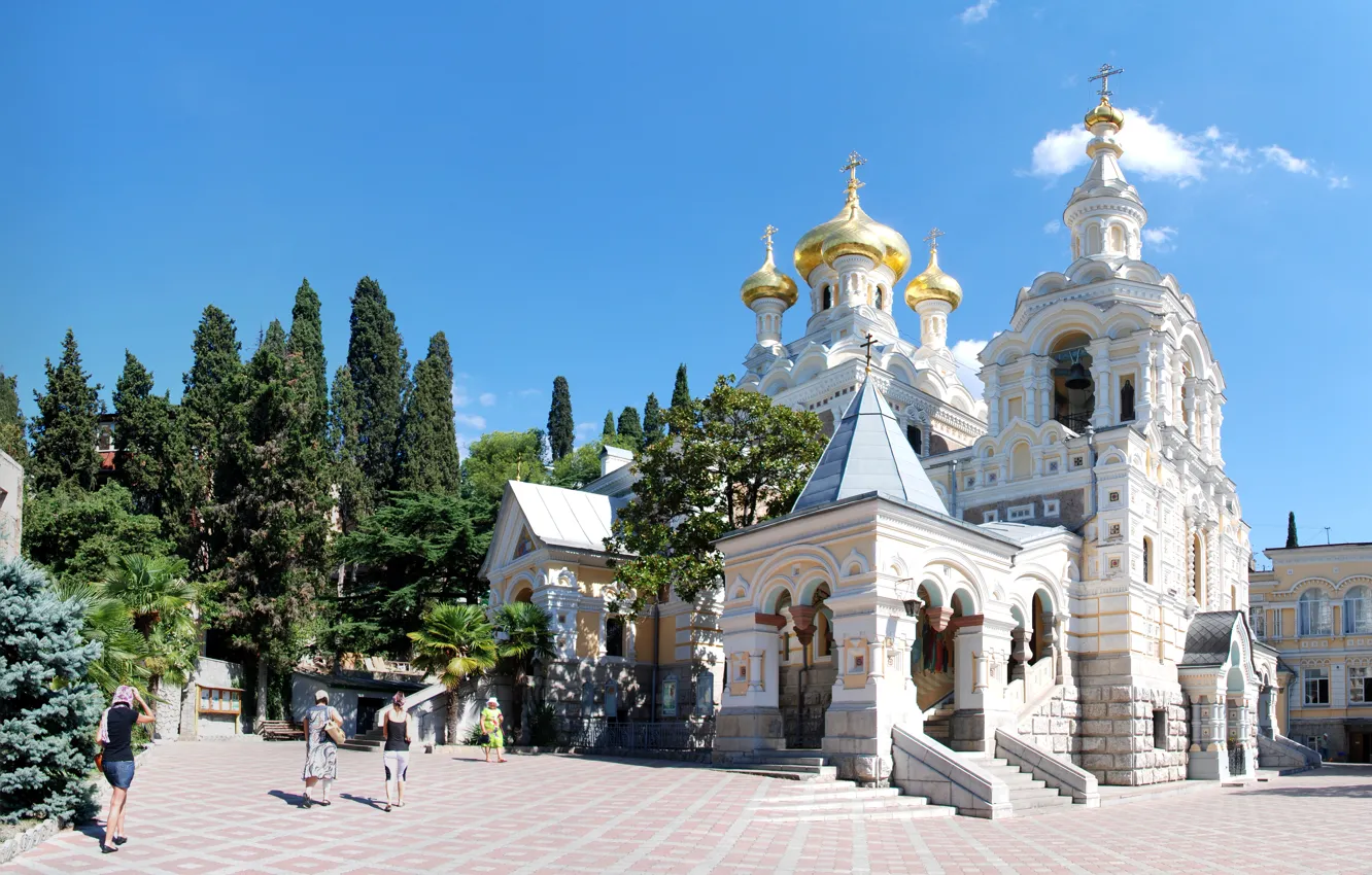 Фото обои солнце, деревья, пальмы, площадь, церковь, храм, Крым, купола