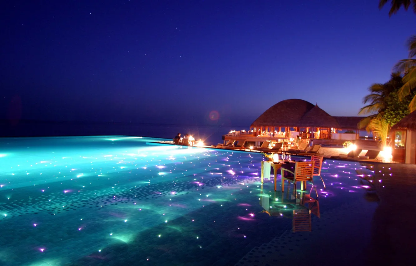 Фото обои огни, океан, вечер, бассейн, ресторан, бунгало, столики