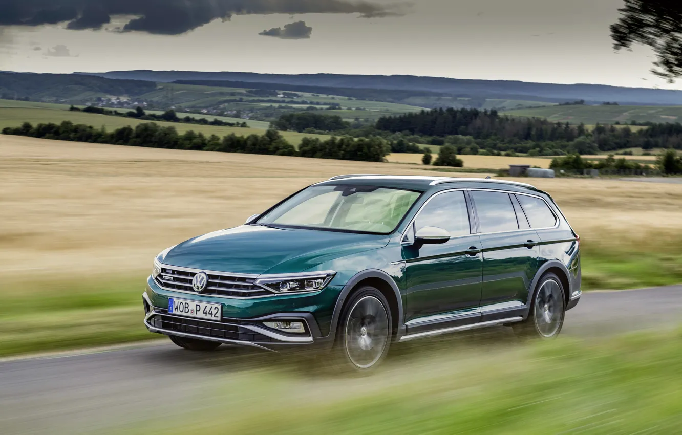 Фото обои скорость, Volkswagen, универсал, Passat, тёмно-зелёный, Alltrack, 2019