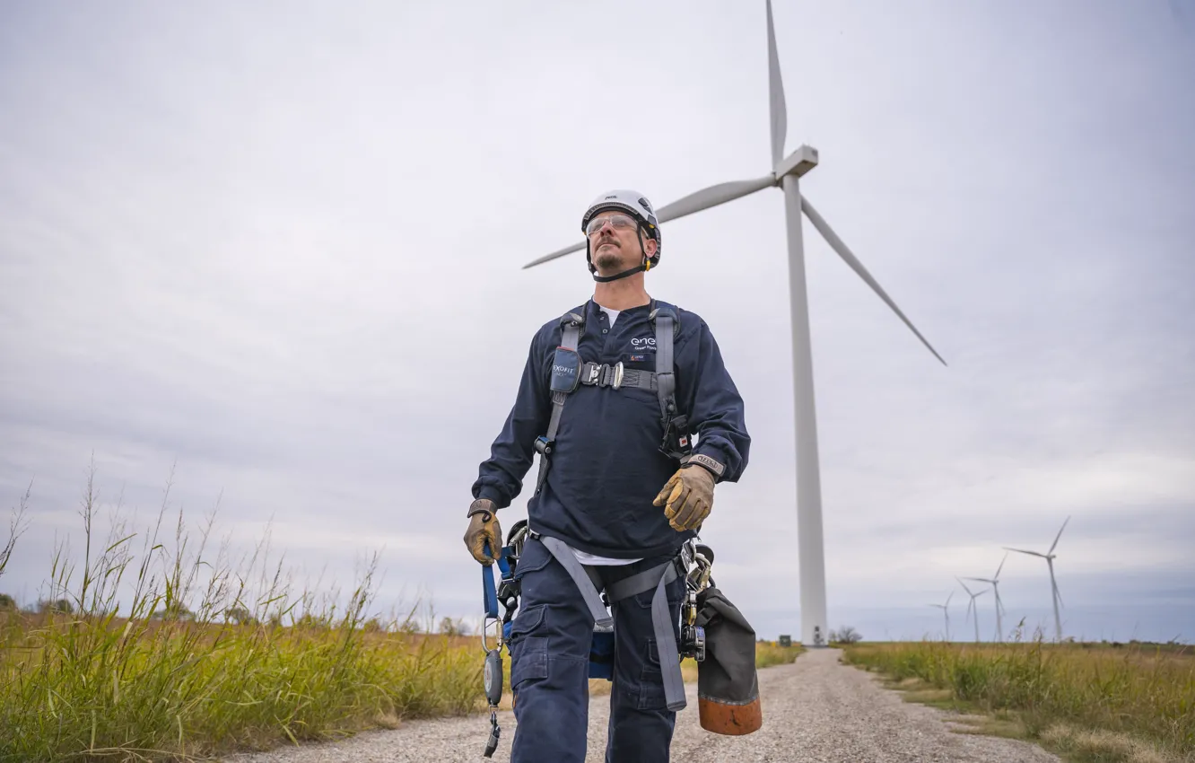Фото обои Мужчина, Wind Farm, Green Energy, Зеленая энергетика, Ветряные турбины, Ветроэлектростанция, Wind Turbines