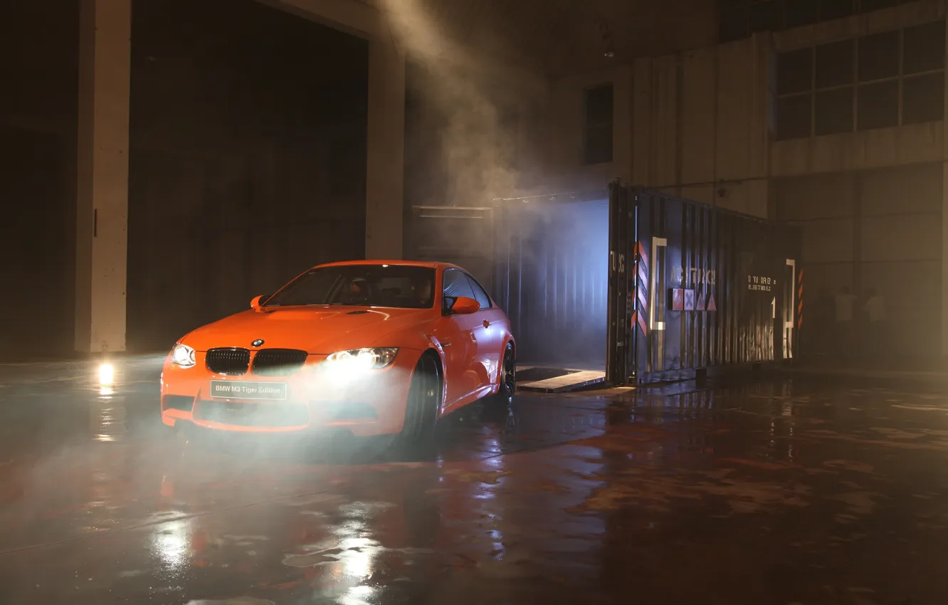 Фото обои свет, фары, мокрая, оранжевая, ангар, tiger, новая, BMW M3