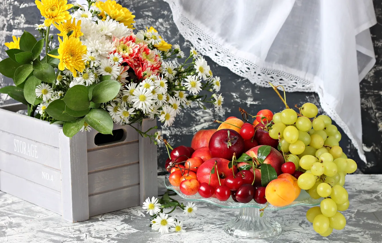 Фото обои цветы, букет, виноград, фрукты, абрикос, черешня, нектарин